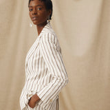 BROOKE | Blazer de lino y algodón estructurado con rayas sutiles en color crudo