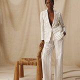 BROOKE | Blazer de lino y algodón estructurado con rayas sutiles en color crudo