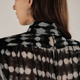 CAROL | Blusa transparente con estampado negro y crudo